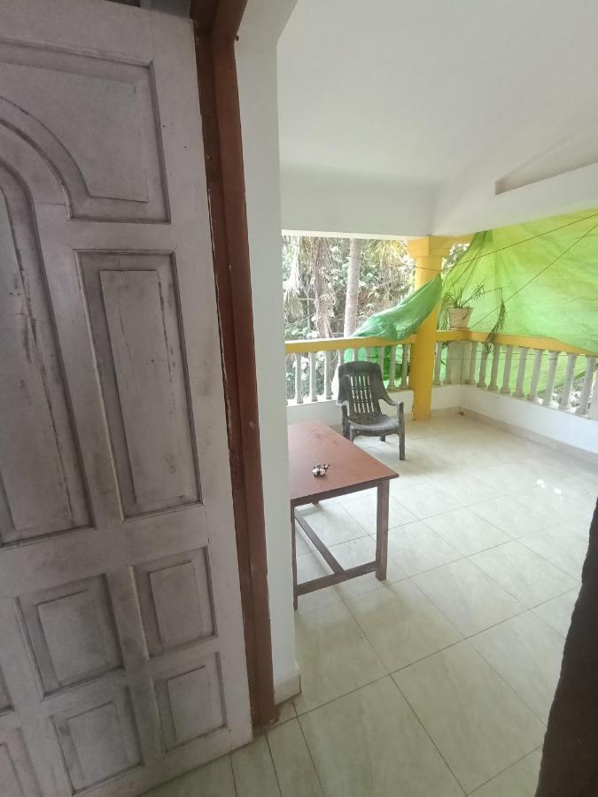 Sera'S Guest House Baga Esterno foto